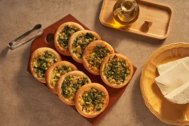 Esfiha aberta de Queijo e Escarola